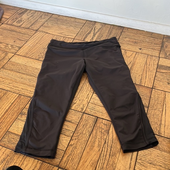 Like new lulu lemon capri legging - size 8 - Picture 3 of 3